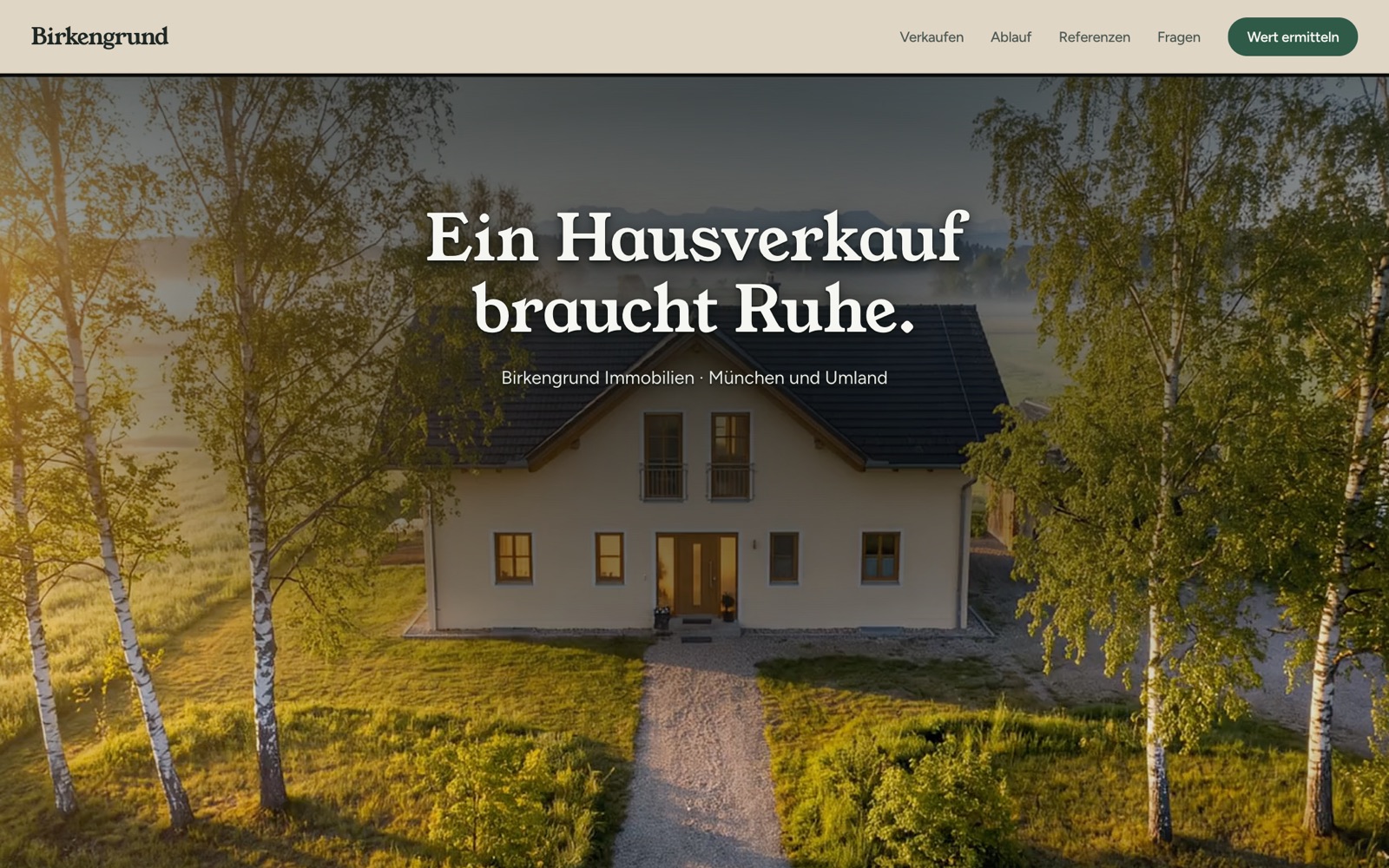 Startseite des Beispielentwurfs Birkengrund Immobilien: ein helles Haus zwischen Birken im Morgenlicht