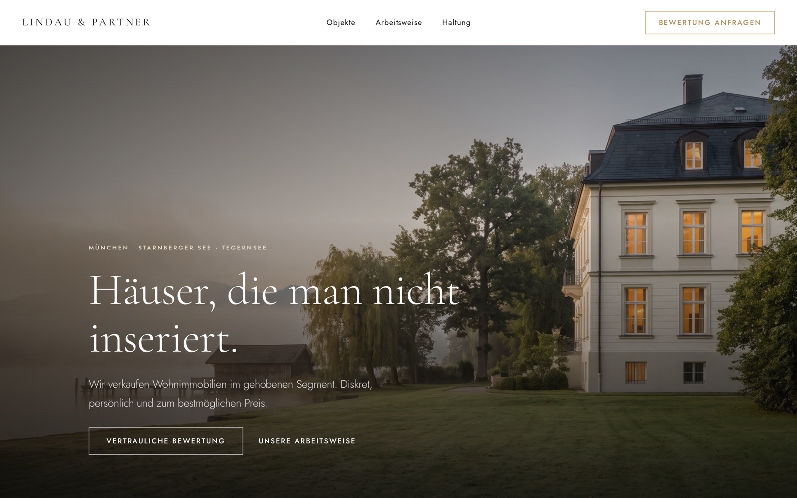 Startseite des Beispielentwurfs Lindau und Partner: eine Villa am See in der Dämmerung